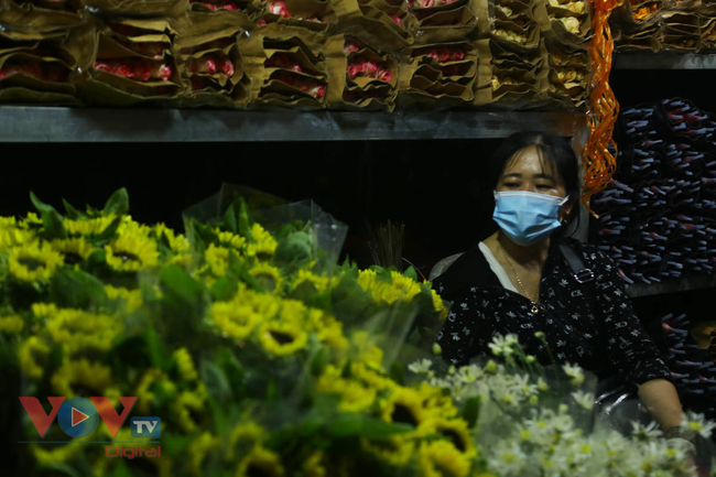 Tiểu thương 'xót ruột' nhìn chợ hoa lớn nhất Hà Nội vắng khách trước ngày 20/10 - Ảnh 6.