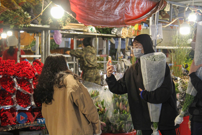 Tiểu thương 'xót ruột' nhìn chợ hoa lớn nhất Hà Nội vắng khách trước ngày 20/10 - Ảnh 5.