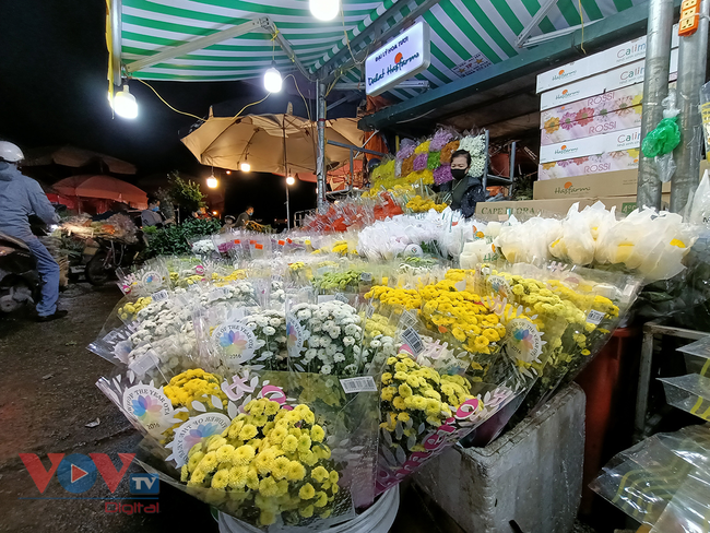 Tiểu thương 'xót ruột' nhìn chợ hoa lớn nhất Hà Nội vắng khách trước ngày 20/10 - Ảnh 4.