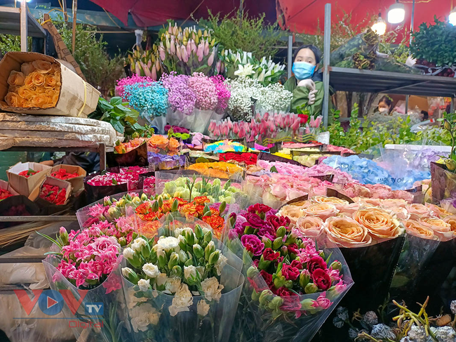 Tiểu thương 'xót ruột' nhìn chợ hoa lớn nhất Hà Nội vắng khách trước ngày 20/10 - Ảnh 3.
