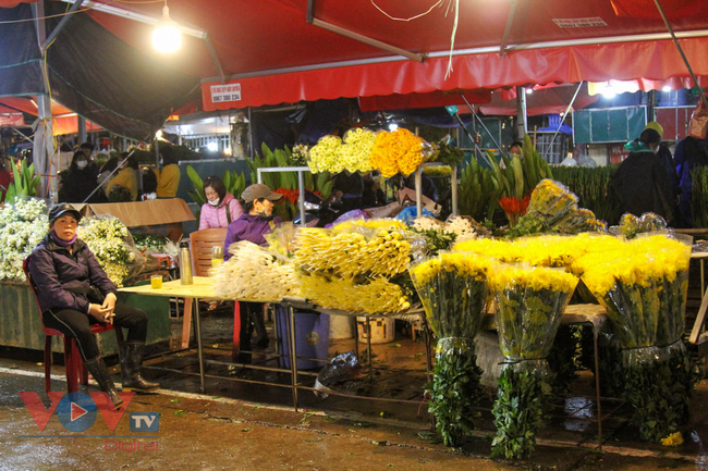 Tiểu thương 'xót ruột' nhìn chợ hoa lớn nhất Hà Nội vắng khách trước ngày 20/10 - Ảnh 2.