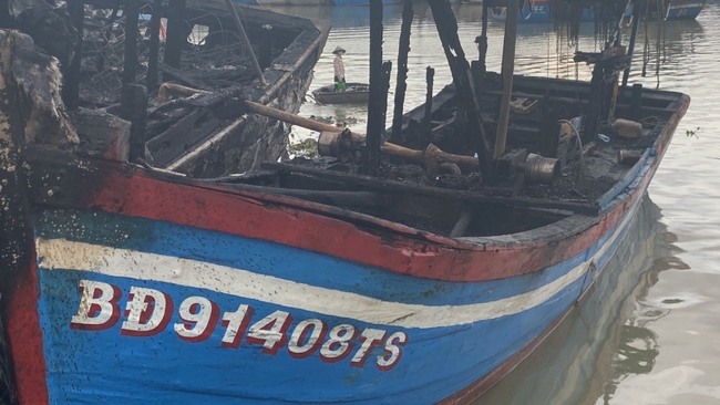 Bình Định: Nhiều tàu cá neo đậu bị cháy trong đêm - Ảnh 3.