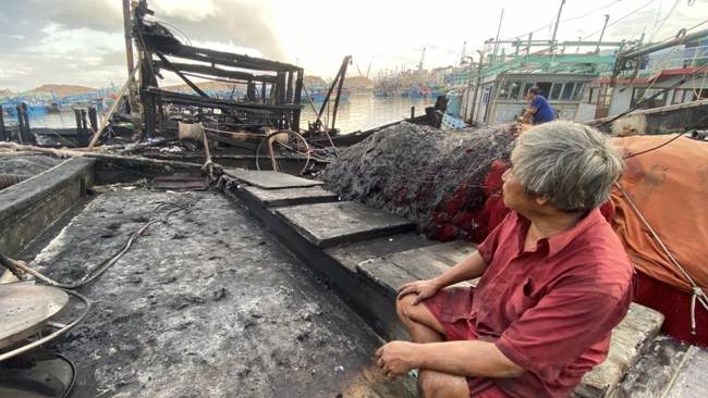 Bình Định: Nhiều tàu cá neo đậu bị cháy trong đêm - Ảnh 4.