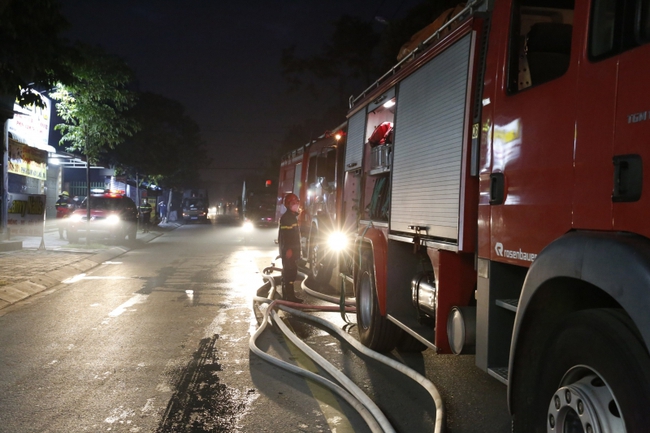TP.HCM: Kịp thời dập tắt đám cháy tại Công ty thực phẩm Việt Sin - Ảnh 1.