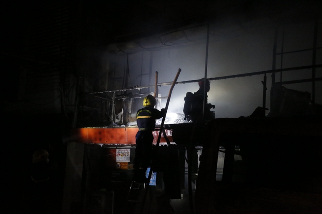 TP.HCM: Kịp thời dập tắt đám cháy tại Công ty thực phẩm Việt Sin - Ảnh 2.