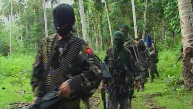 Philippines bắt nghi phạm vụ Abu Sayyaf chặt đầu con tin - Ảnh 2.