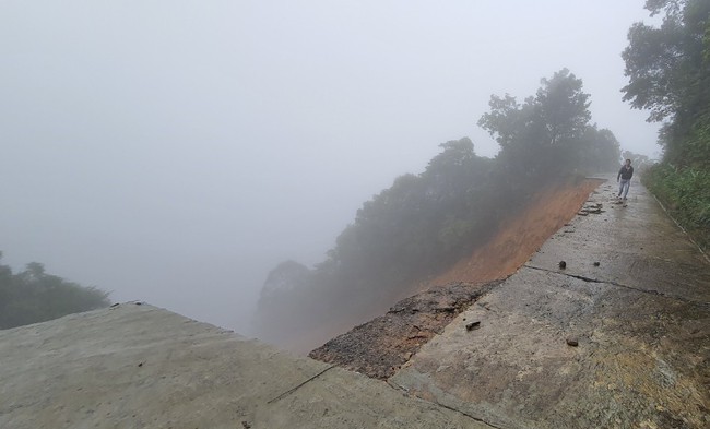 Thừa Thiên Huế: Đường lên đỉnh Bạch Mã bị sạt lở nghiêm trọng - Ảnh 2.