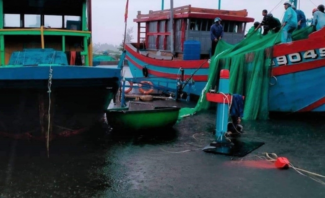 Quảng Nam: Mưa lớn, sóng đánh chìm 2 tàu cá đang neo đậu - Ảnh 1.