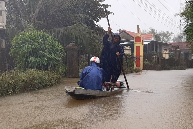 Mưa lớn gây ngập một số nơi ở Thừa Thiên Huế - Ảnh 1.