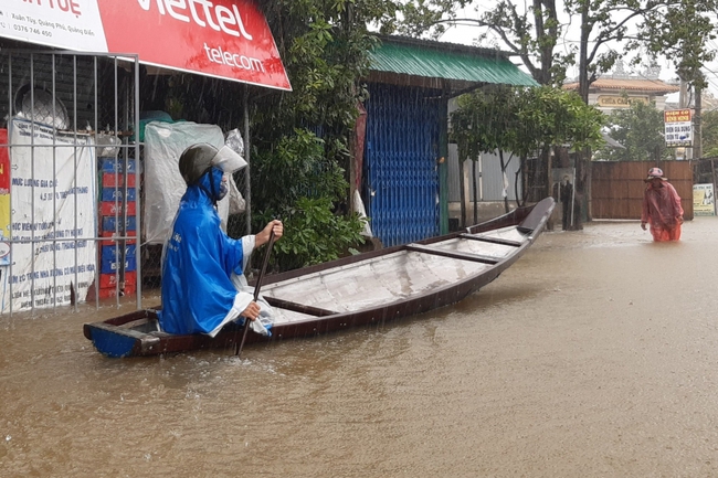 Mưa lớn gây ngập một số nơi ở Thừa Thiên Huế - Ảnh 2.