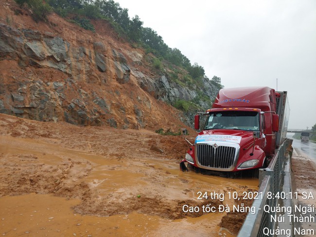 Miền Trung: Đường sắt đứt gãy, đường bộ ngập lũ, cao tốc sạt lở - Ảnh 1.