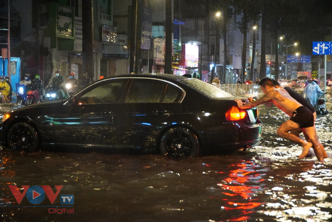 Trung tâm TP.HCM ngập nặng sau mưa lớn kéo dài - Ảnh 1.