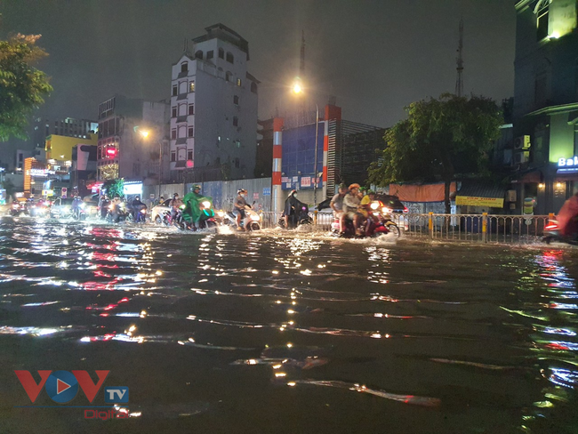 Trung tâm TP.HCM ngập nặng sau mưa lớn kéo dài - Ảnh 2.