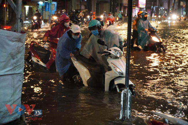 Trung tâm TP.HCM ngập nặng sau mưa lớn kéo dài - Ảnh 3.