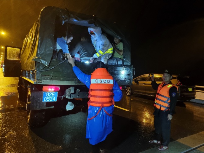 Quảng Nam: Cảnh sát giao thông giải cứu hàng chục người mắc kẹt giữa dòng nước lũ - Ảnh 1.
