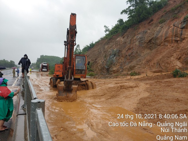 Miền Trung: Đường sắt đứt gãy, đường bộ ngập lũ, cao tốc sạt lở - Ảnh 2.