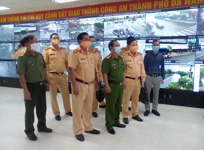 Công an Đà Nẵng tiếp nhận hệ thống giám sát bằng camera trên Quốc lộ 1A - Ảnh 1.