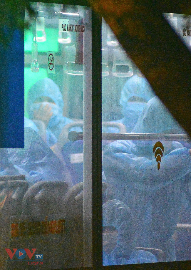 'Xuyên đêm' đưa người liên quan đến ca mắc Covid-19 tại Bệnh viện Việt Đức đi cách ly - Ảnh 15.