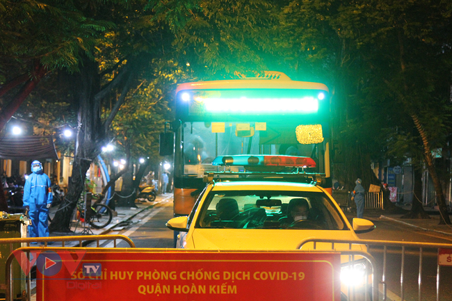 'Xuyên đêm' đưa người liên quan đến ca mắc Covid-19 tại Bệnh viện Việt Đức đi cách ly - Ảnh 11.