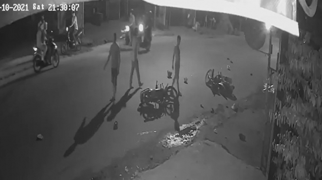 Bình Dương: Công an điều tra làm rõ vụ nhóm thanh niên hỗn chiến đốt xe máy - Ảnh 2.