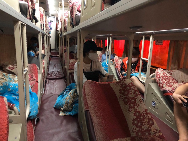 Hà Nội: Phát hiện xe khách chở 10 người về các tỉnh Nghệ An, Hà Tĩnh - Ảnh 2.