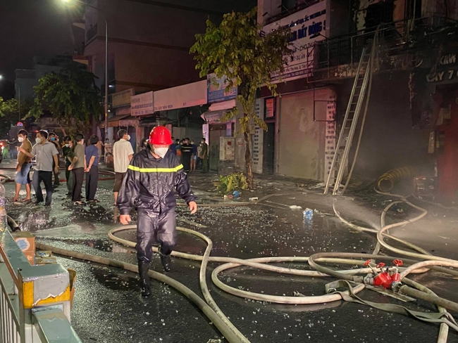TP.HCM: Hỏa hoạn thiêu rụi 2 căn nhà, 5 người may mắn thoát nạn - Ảnh 3.