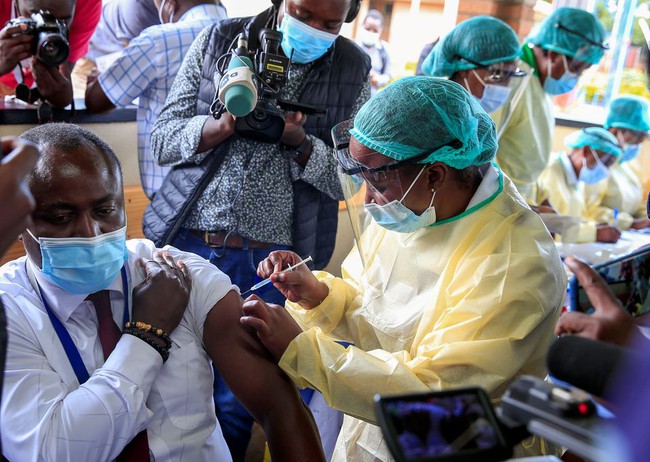 Nhiều nhân vật nổi tiếng tại châu Phi kêu gọi các nước giàu thực hiện lời hứa về vaccine COVID-19 - Ảnh 1.