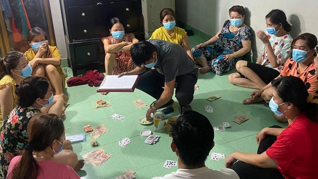 Bắt quả tang nhóm phụ nữ ở Bình Dương tụ tập đánh bạc - Ảnh 2.