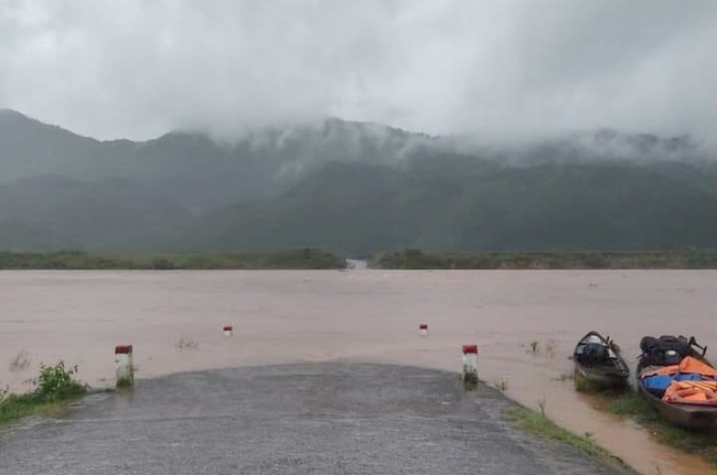 Quảng Trị: Miền núi mưa to, ngầm tràn bị ngập lụt chia cắt nhiều xã - Ảnh 4.