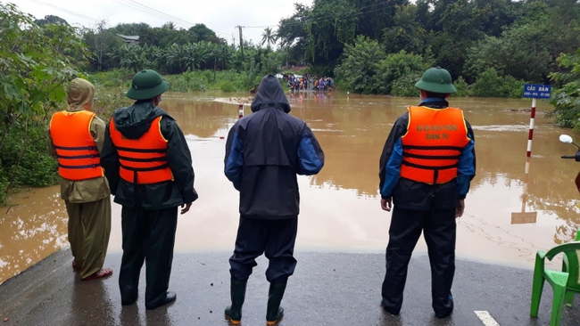 Quảng Trị: Miền núi mưa to, ngầm tràn bị ngập lụt chia cắt nhiều xã - Ảnh 2.