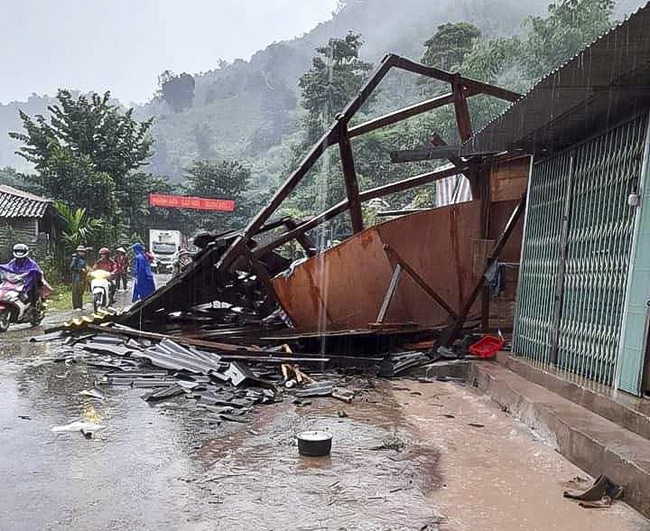 Điện Biên: Mưa lớn gây sạt lở, khiến 1 người bị thương và 1 nhà dân bị hư hỏng - Ảnh 1.