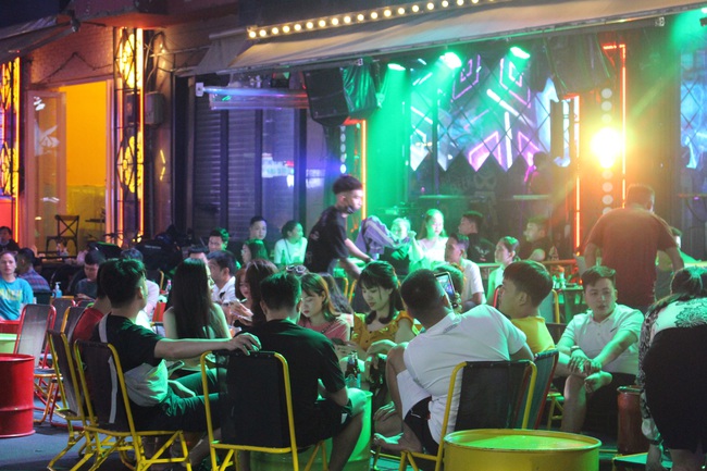 Bắc Ninh tạm dừng hoạt động các cơ sở kinh doanh dịch vụ karaoke, quán bar, vũ trường, game từ 0h ngày 12/11 - Ảnh 1.