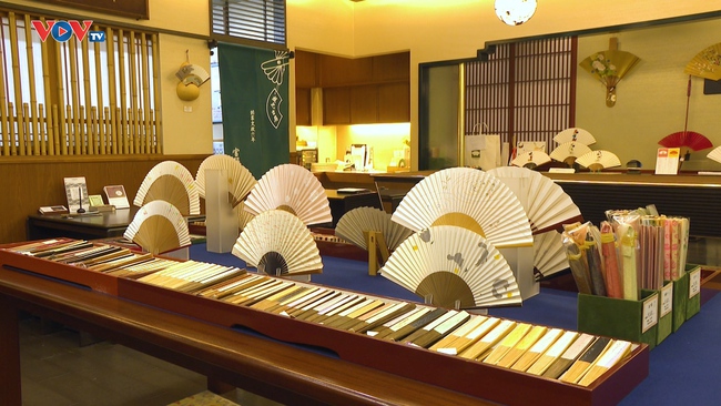 Những Nét Đẹp Vùng Kansai Nhật Bản: Cửa hàng quạt Miyawaki Baisenan - Ảnh 1.