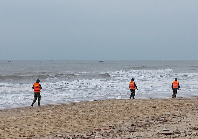 Quảng Bình: Sóng lớn đánh chìm thuyền nan, 1 ngư dân mất tích trên biển - Ảnh 2.