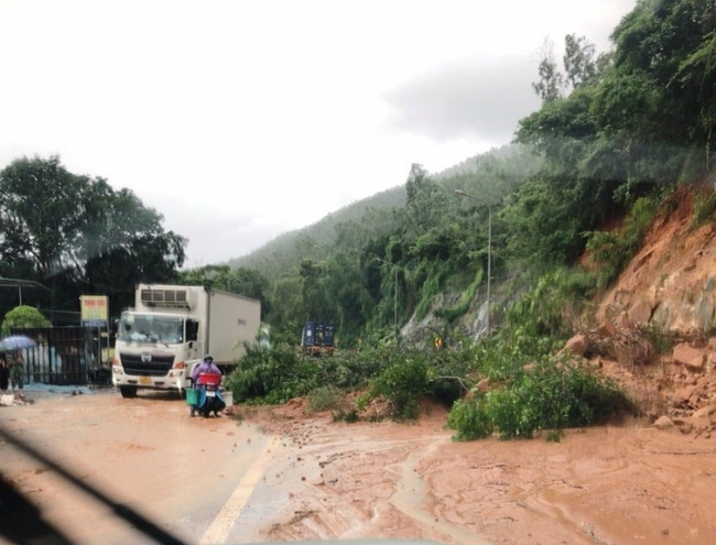 Bình Định: Sạt lở núi tràn xuống Quốc lộ 1D, ngập 300 hộ dân vùng trũng - Ảnh 1.