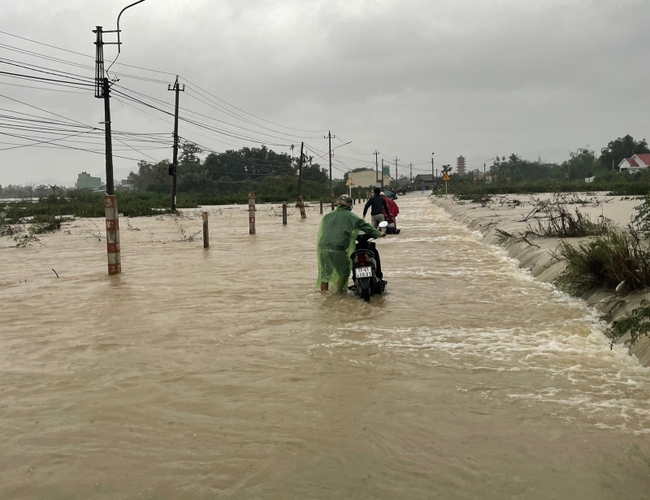 Bình Định: Sạt lở núi tràn xuống Quốc lộ 1D, ngập 300 hộ dân vùng trũng - Ảnh 3.