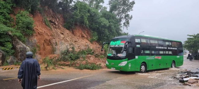 Bình Định: Sạt lở núi tràn xuống Quốc lộ 1D, ngập 300 hộ dân vùng trũng - Ảnh 2.