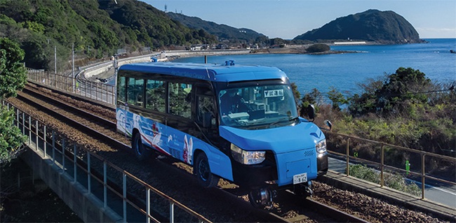 Nhật Bản: Chuẩn bị vận hành phương tiện hai chế độ xe đầu tiên trên thế giới - Ảnh 2.