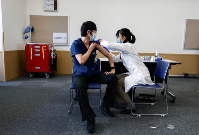 Nhật Bản bắt đầu phân phối vaccine Covid-19 mũi tăng cường, chuẩn bị kịch bản cho làn sóng thứ 6 - Ảnh 2.