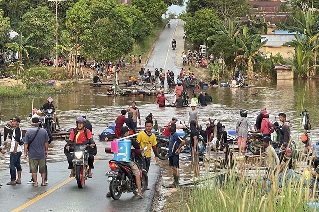 Indonesia: Mưa lớn, lũ lụt kéo dài gần 1 tháng do thời tiết cực đoan - Ảnh 2.