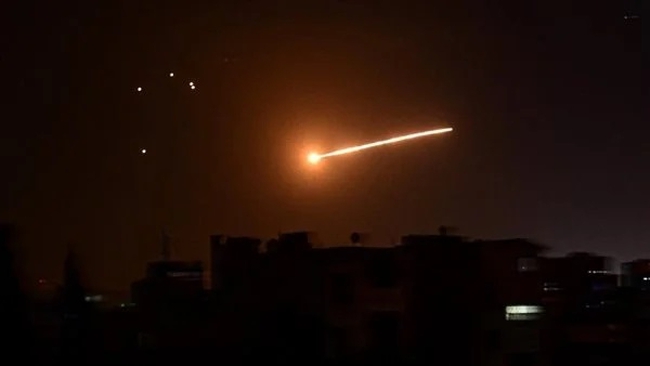 Israel tấn công tên lửa vào thủ đô Damascus của Syria - Ảnh 2.