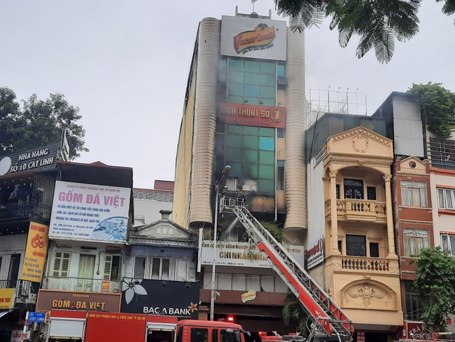 Hà Nội: Dập tắt đám cháy tại tòa nhà văn phòng cho thuê trên phố Cát Linh - Ảnh 2.