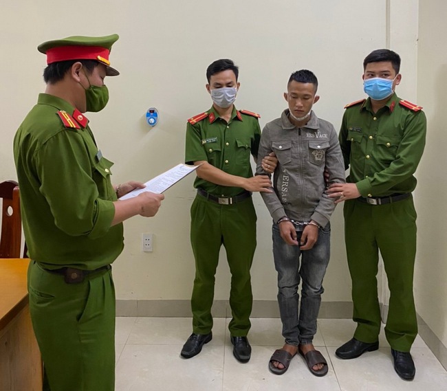 Quảng Bình: Khởi tố, bắt tạm giam 2 đối tượng hành hung nam sinh trước cổng trường học - Ảnh 2.