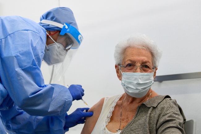 Italy đẩy sớm việc tiêm mũi vaccine tăng cường cho người trên 40 tuổi - Ảnh 1.