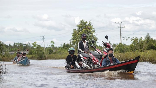 Indonesia: Ngập lụt nghiêm trọng, một tỉnh tái ban bố tình trạng khẩn cấp - Ảnh 2.