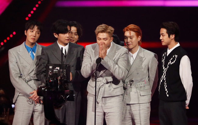 BTS nhận danh hiệu Nghệ sĩ của năm tại AMAs - Ảnh 1.
