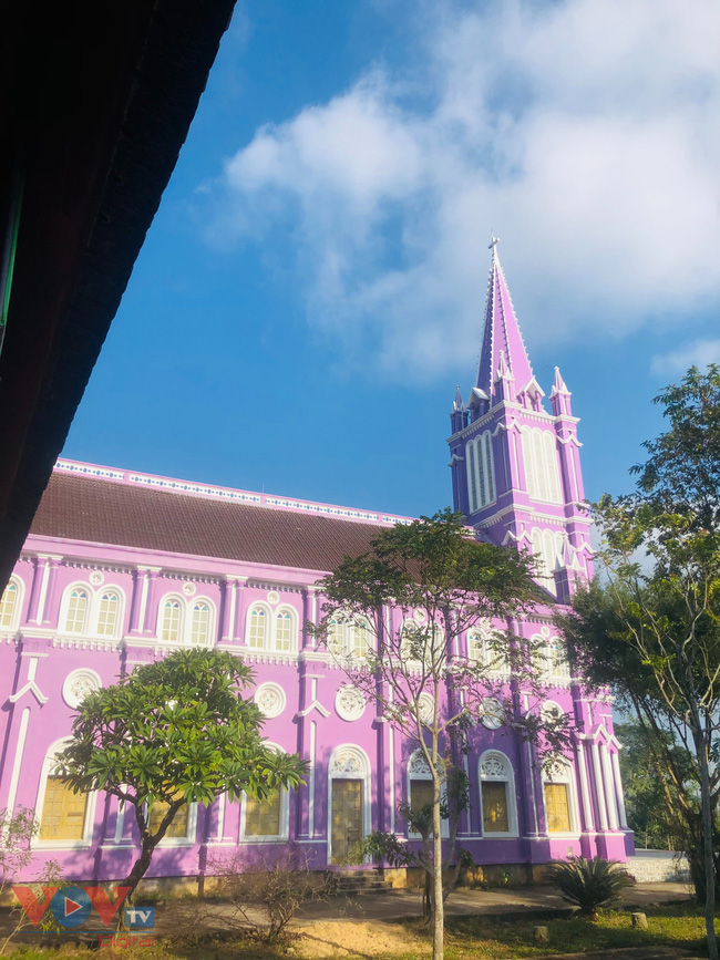 Ghé thăm nhà thờ màu tím ở miền tây Nghệ An - Ảnh 4.