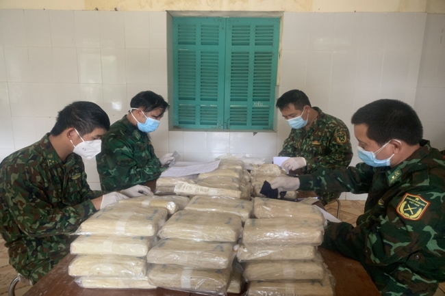 Quảng Bình: Bắt 2 đối tượng vận chuyển ma tuý xuyên quốc gia, thu giữ hàng trăm nghìn viên ma túy tổng hợp - Ảnh 2.