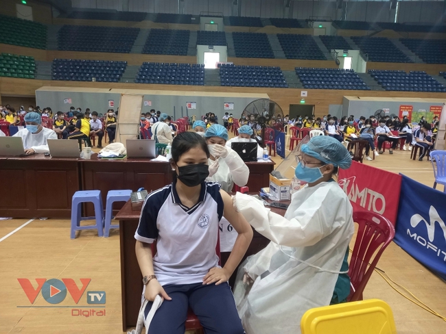 Sáng 23/11, Hà Nội bắt đầu tiêm vaccine Pfizer cho trẻ từ 15-17 tuổi - Ảnh 1.