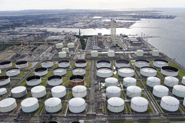 Nhật Bản xác nhận mở kho dự trữ dầu để đối phó tình trạng biến động giá nghiêm trọng - Ảnh 1.